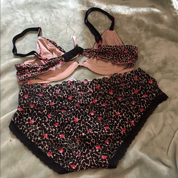 Victoria's Secret Leopard Print Bra and Panty Set - Picture 2 of 3